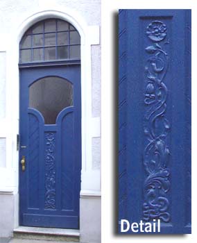 Haustür mit vertikal verlaufender Jugendstil-Schnitzarbeit